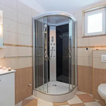 4 Bedroom Beautiful In Дом отдыха