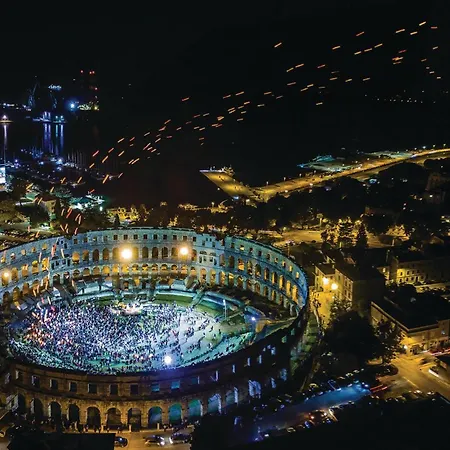 4 Bedroom Beautiful In بيت للعطل بولا