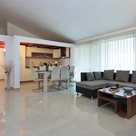 Holiday home 4 Bedroom Beautiful In Pula