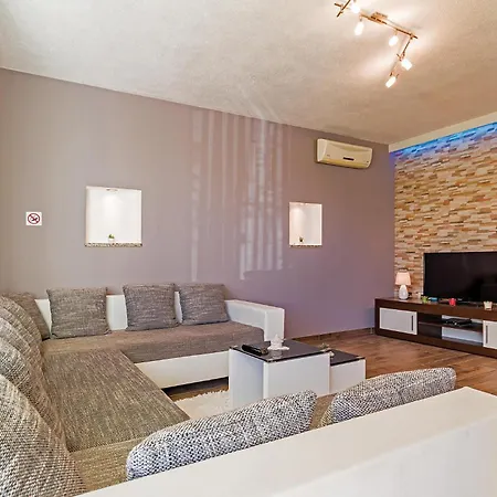 4 Bedroom Beautiful In Holiday home Pula