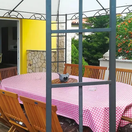 4 Bedroom Beautiful In بولا