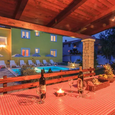 4 Bedroom Beautiful In Пула