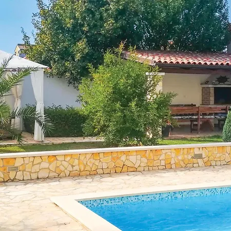4 Bedroom Beautiful In Holiday home
