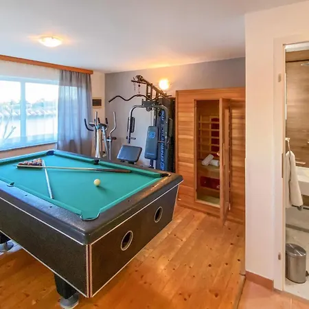 4 Bedroom Beautiful In * Пула