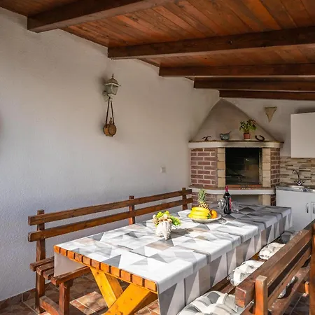 4 Bedroom Beautiful In Пула