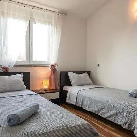 4 Bedroom Beautiful In Holiday home