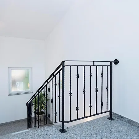 4 Bedroom Beautiful In Pula