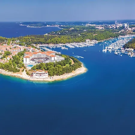 Dom wakacyjny 4 Bedroom Beautiful In Pula