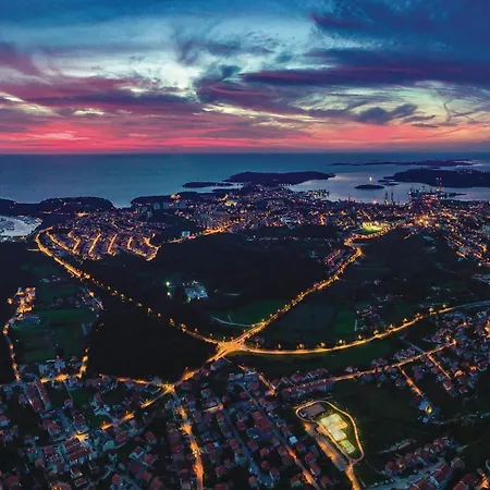 4 Bedroom Beautiful In Casa de Férias