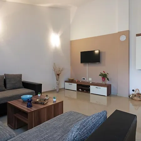 4 Bedroom Beautiful In Pula