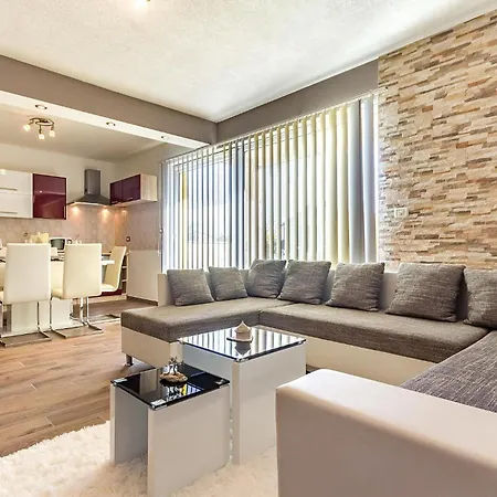 4 Bedroom Beautiful In *