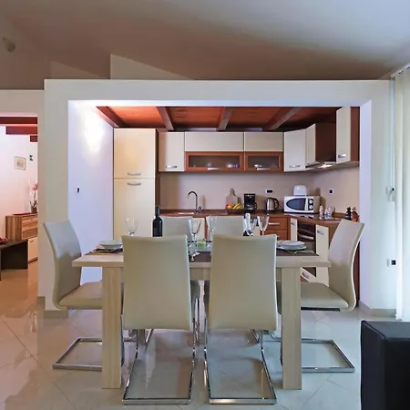 4 Bedroom Beautiful In * Pula