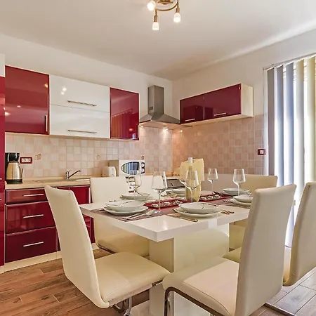 4 Bedroom Beautiful In Pula