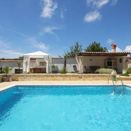 4 Bedroom Beautiful In Casa de Férias