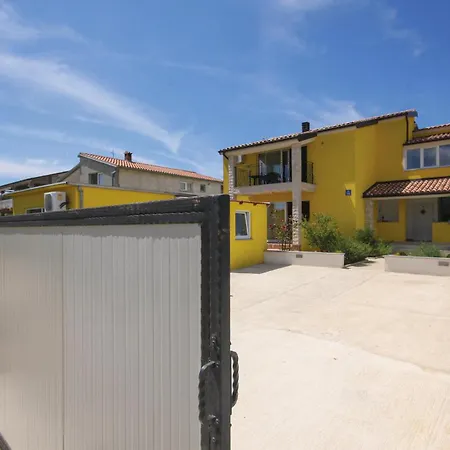 4 Bedroom Beautiful In Dom wakacyjny Pula