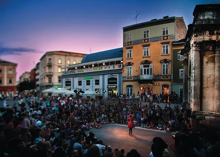 4 Bedroom Beautiful In Casa vacanze *