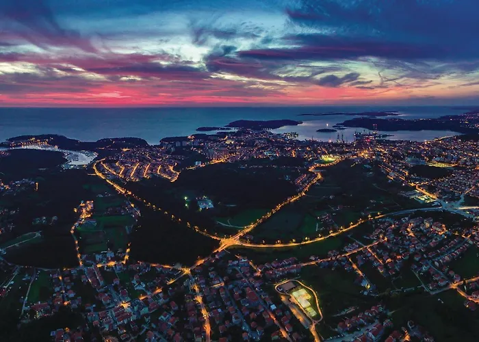 4 Bedroom Beautiful In Casa vacanze