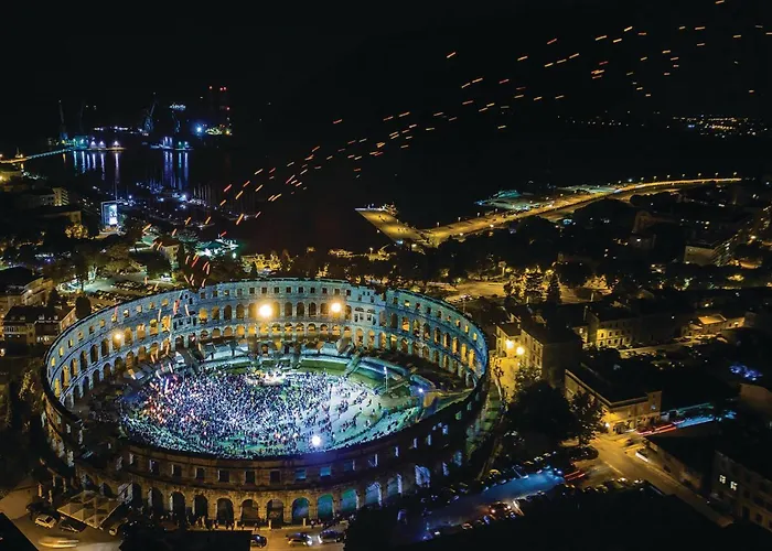 4 Bedroom Beautiful In Casa vacanze Pola