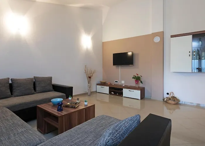 4 Bedroom Beautiful In Pola