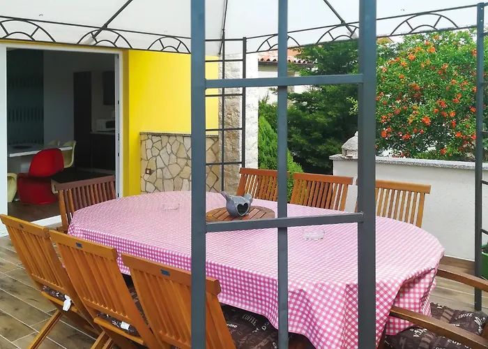 4 Bedroom Beautiful In Pola