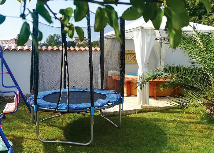 4 Bedroom Beautiful In Casa vacanze