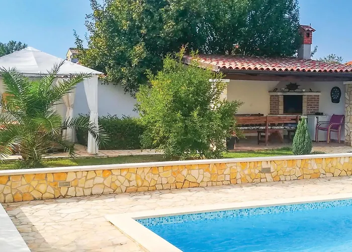 4 Bedroom Beautiful In Casa vacanze
