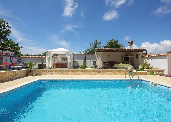 4 Bedroom Beautiful In Casa vacanze