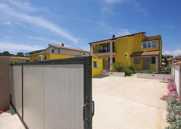 4 Bedroom Beautiful In Tatil Evi Pula